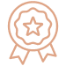 Médaille d'honneur avec étoile centrale et rubans, symbole de qualité, excellence et certification.